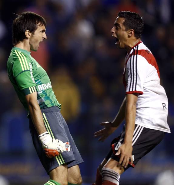 La gioia per la vittoria di Ramiro Funes e del portiere Marcelo Barovero per la vittoria del River Plate alla fine della partita (Reuters)